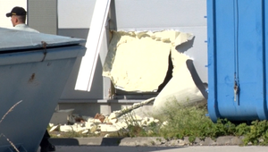 V obchode s elektronikou vyčíňali zlodeji. Do predajne sa dostali cez otvor v stene