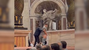 Mladý muž močil na oltár v Bazilike sv. Petra. Správa šokovala aj pápeža
