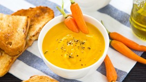 Hľadáte recept na niečo rýchle a chutné z bežných surovín? Táto polievka vás dostane!