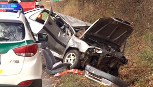 Hrozivá nehoda 28-ročného vodiča. Záchranári ho našli ležať v lese