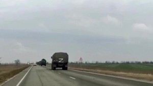 Útočiaci Rusi si značia vozidlá podobne, ako počas invázie do Československa v roku 1968