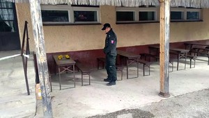 Opitý muž začal strieľať pred krčmou. Zbraň mal v nelegálnej držbe