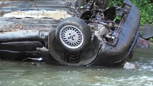 Auto preletelo cez most a zrútilo sa do rieky. Vodič pád neprežil