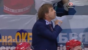 Znaroks naznačil, že podreže švédskeho trénera. Alebo ho bolelo v krku?