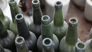 Ležala na zemi na mol opitá. Vedľa nej stál kočík s dvojročným dieťaťom