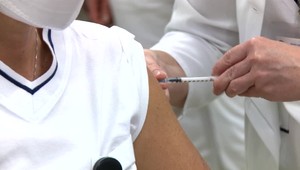 Lekári sa ďalej očkujú, prosia o zodpovednosť. Situácia v nemocniciach je naďalej kritická