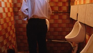 Riskantné močenie! Kradli z jeho stiahnutých nohavíc