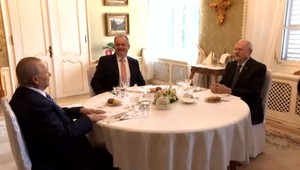 Kiskovi predchodcovia mu radia menej počúvať svojich radcov