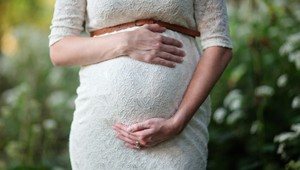 Vláda schválila ďalšiu novelu: O dávku tehotenské už požiadate bez papierov, o dôchodok na jeden klik