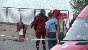 Záchranné zložky vytiahli muža, ktorý zmizol pod hladinou jazera