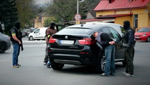 Razia v Banskej Bystrici! Dvaja muži skončili v putách