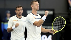 Polášek s Dodigom už v osemfinále štvorhry, domácim povolili sedem gemov