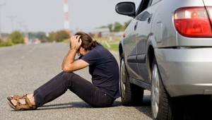 Pozor na defektárov! Pri výmene defektu vás môžu okradnúť