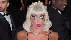 Lady Gaga šokovala svojím extravagantným rúškom: Vyšli by ste v TOMTO na ulicu?