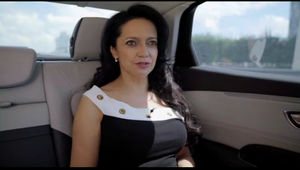 Luxusné autíčko pre elegantnú ženu: Bílá sa na Talent vozí v modeli Renault Talisman