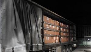 Colníci zastavili kamión. Prevážal 12 ton tabaku do slovenskej obchodnej spoločnosti