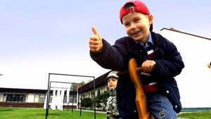 Alex môže zostať na Slovensku, otec sa ho snaží dostať do Británie