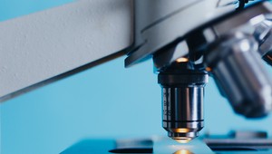 Vedci: Vývoj liekov sa vďaka umelej inteligencii urýchli až o 6 rokov