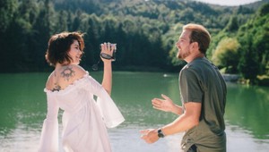 Celeste sa dala dokopy so Samom Tomečkom. TOTO je ich nový klip