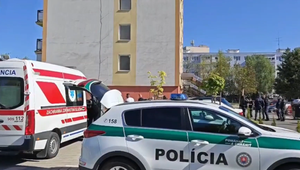 14-ročné dievča utrpelo vážne zranenia po páde z okna, zasahoval vrtuľník