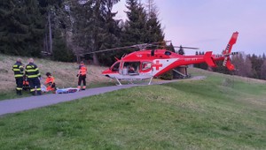 Medvedica napadla dvoch turistov. Jeden je v ťažkom stave, museli ho previezť vrtuľníkom