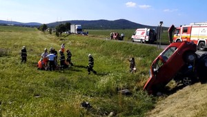 Vodič z Banskej Bystrice nezatavil na STOP-ke. Výsledkom bola vážna nehoda troch áut