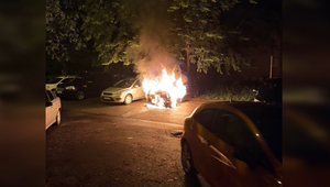 Podpálené auto pohltili plamene. Sused pohotovo zasiahol