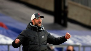 Športovými osobnosťami Británie pilot F1 aj futbalisti United a Liverpoolu