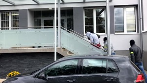 Špičkový slovenský kickboxer si pomýlil jarmok s ringom. Za asistencie otca brutálne dobil mladého muža