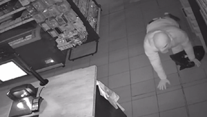 Kuriózna krádež: Zlodej sa plazil po podlahe, odniesol si kasu so stovkami eur