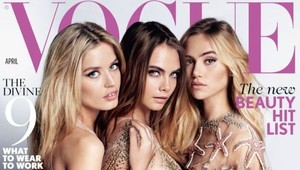 Ako z mužskej erotickej fantázie: Tri polonahé topmodelky sa k sebe túlia!