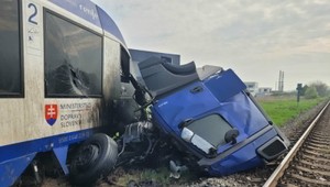 Tragédia pri Dunajskej Strede zastavila dopravu. Na mieste sú desiatky zranených a jedna obeť