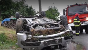 Žena niekoľko metrov pred domom havarovala. Auto skončilo na streche