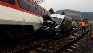 Na Kysuciach sa zrazilo auto s vlakom. Vodič sa ospravedlnil