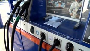 Dôchodca nechal na pumpe obálku plnú peňazí. Nič pritom nekupoval