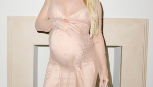 Hviezdna speváčka ukazuje hrdo veľké bruško, ale za TIETO šaty si vyslúžila poriadnu kritiku!