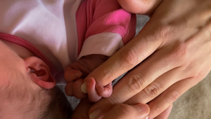 Slovenskí influenceri sú už rodičmi. PRVÉ FOTO s bábätkom!