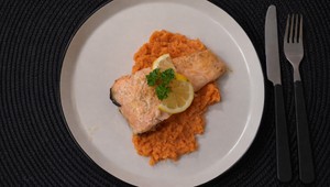 Losos s batátovým pyré a maslovo-bylinkovou omáčkou