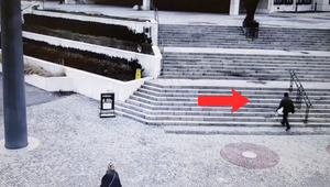 Polícia zverejnila video ako muž prišiel so sekerou do parlamentu a zneškodnila ho