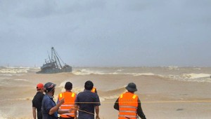 Vietnam v pohotovosti: Tajfún s vetrom 133 km/h núti evakuovať státisíce ľudí