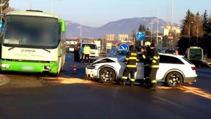 Polícia rieši kurióznu zrážku autobusu s autom. Jeden z vodičov ale nebol triezvy