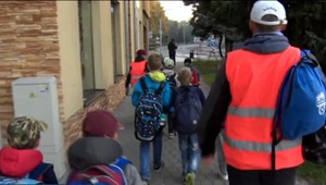 Rodičia sú spokojní, deti šťastné a ešte aj ochraňujú prírodu. Pešibus je novým hitom školákov