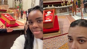 Robia si selfie s mŕtvym pápežom, ignorujú aj upozornenia ochranky