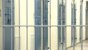 Veľká odplata vo väzení: Muž náhodou stretol väzňa, ktorý znásilňoval jeho sestru. Udupal ho k smrti