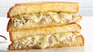 Chrumkavej dobrote neodoláte! Pripravte si najchutnejší tuniakový sendvič podľa šéfkuchára