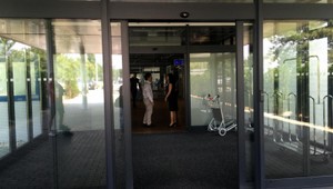 Vládny špeciál odviezol telo zavraždeného Henryho. Rodina sa vracia domov spolu s ním