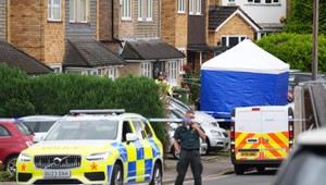 Polícia zadržala podozrivého z vraždy manželky a dcér komentátora. Doživotie si odpykáva aj jeho brat