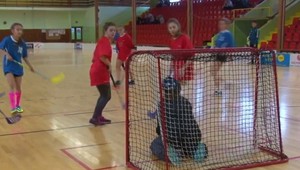 Dievčatá si obľúbili hokejky. Vo floorballe sa chcú zlepšovať