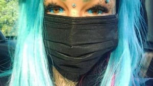 Splnila si sen o jedinečnom vzhľade, má to však háčik: Keď si dá dole rúško, každý sa zľakne