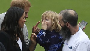 Malý chlapček HITOM internetu. Meghan vyťahal za vlasy, Harry musel zakročiť